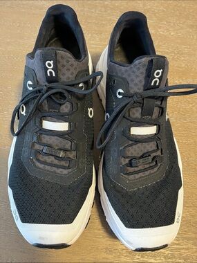 On Cloud Ultra Size 9 Black and White Running Shoes